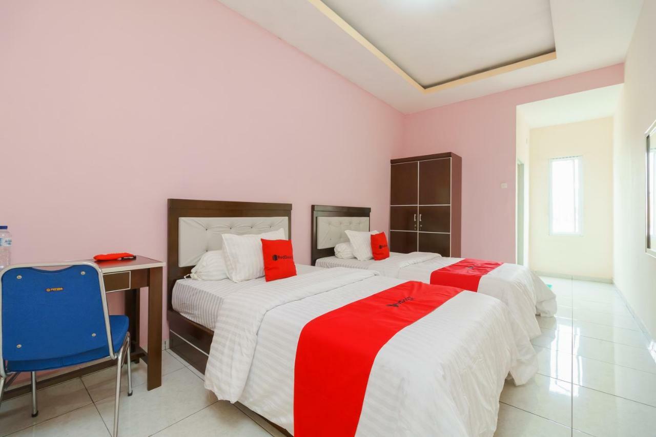 Hotel Reddoorz Syariah Near Simpang Sekip Palembang Esterno foto